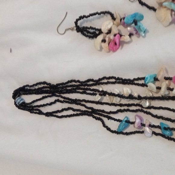 Multi-color beaded necklace with earrings - Picture 3 of 4